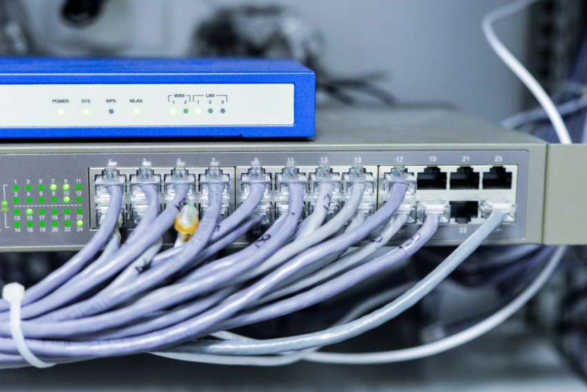 How to select the right cable trays manufacturers for cable management requirements?
