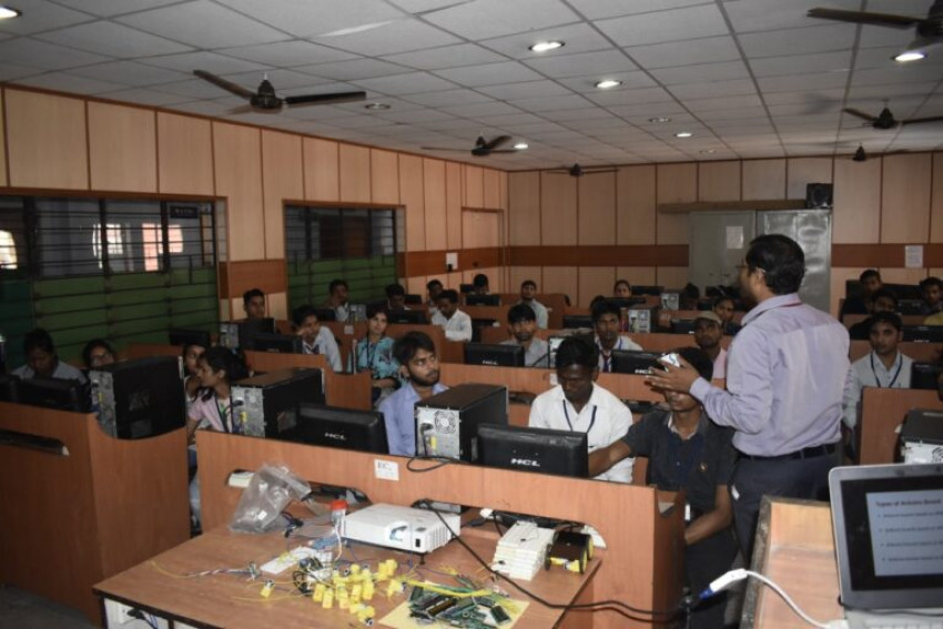 Pursue MCA Course In The Reliable And Top MCA College!