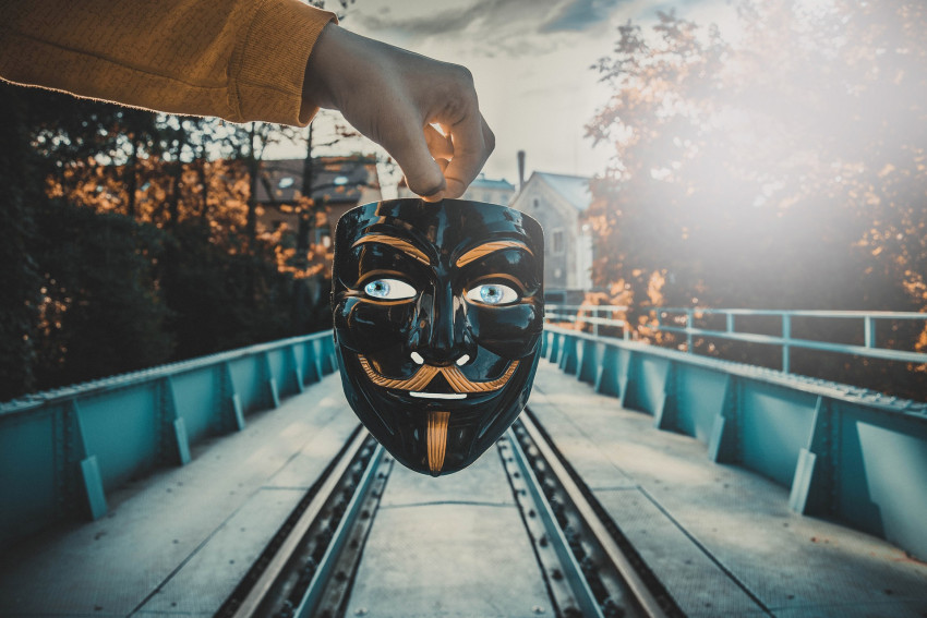 how to avoid fake people in your life