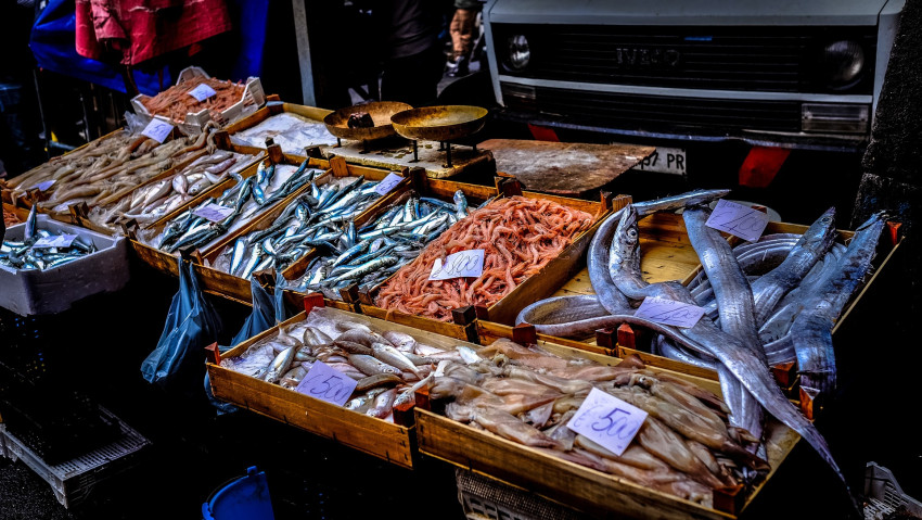 How to detect seafood spoilage