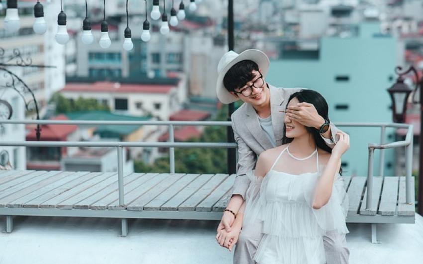 What are the Features to Compare before Signing Up at any Dating Site or App?