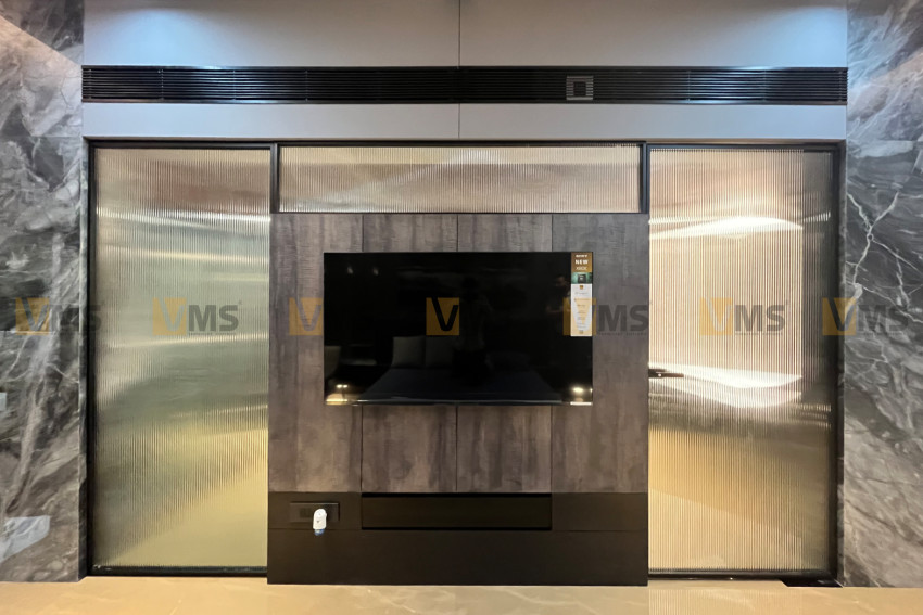 Frosted glass benefits in the partitioning of modern offices