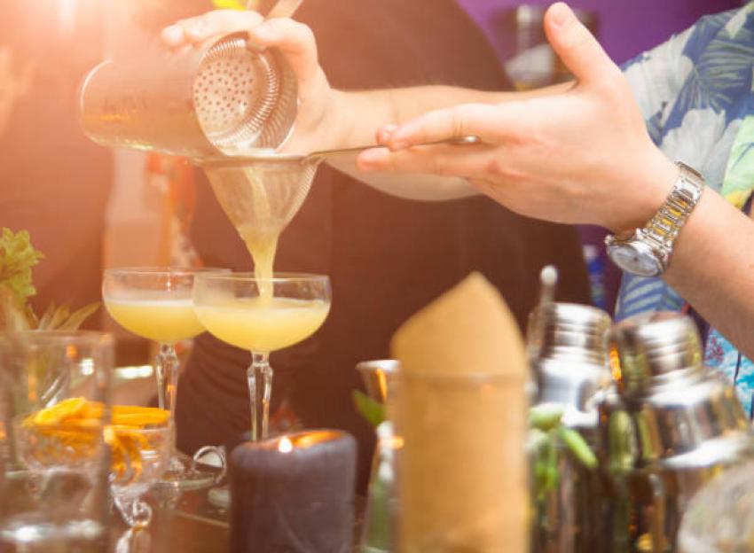 How Does An In-Home Private Bartender Make Your Party Stress-Free?