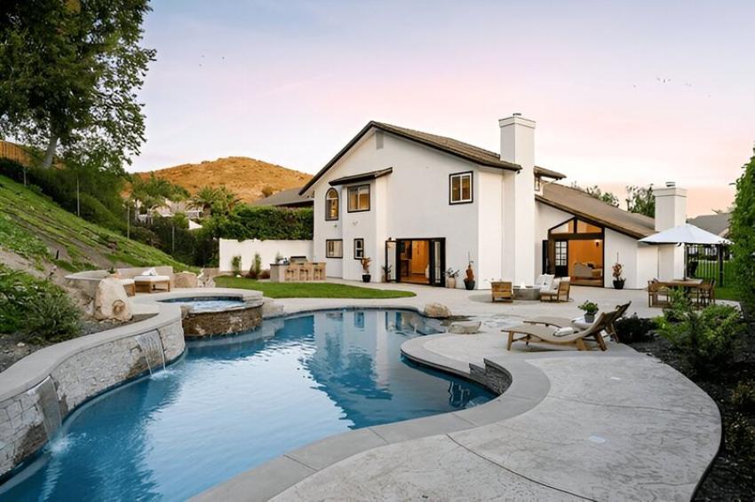 How to Build and Maintain a Concrete Swimming Pool