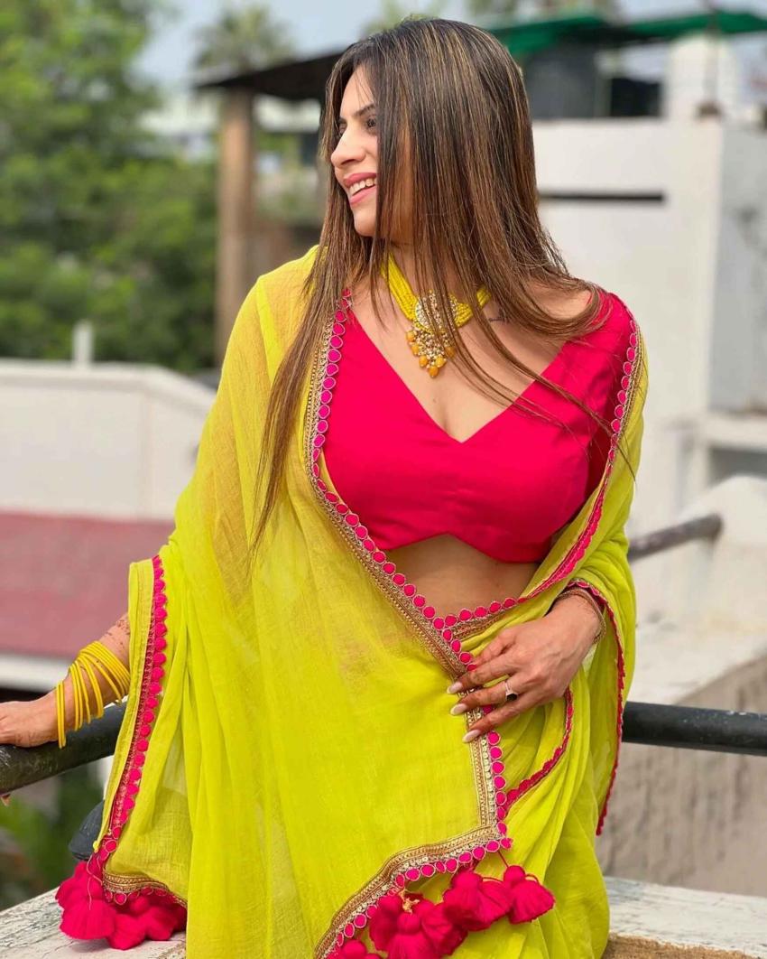 Wear Sequence Saree for your wedding parties to create magic!