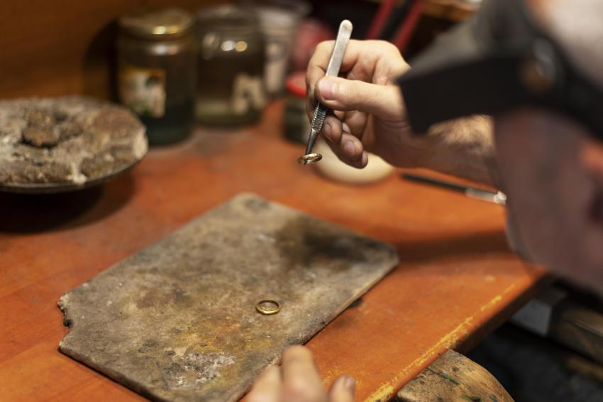 How does repurposing old jewellery work for a bespoke creation?