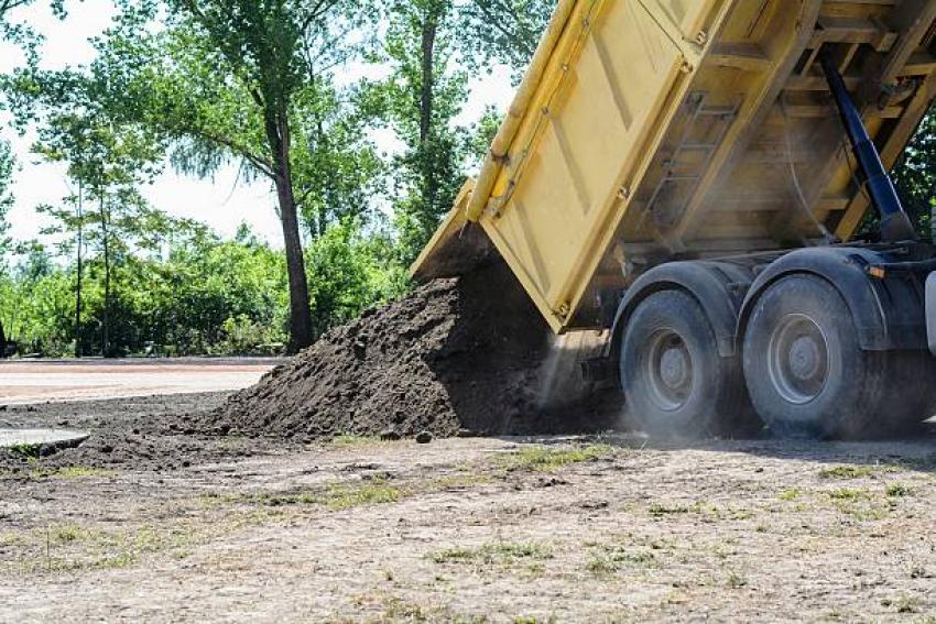 Why Are Best Dirt Spreading Services Better for Sloped Yards?