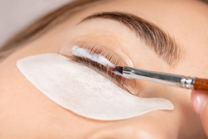 Why Eyelash Tinting Services Are Perfect for Natural Beauty