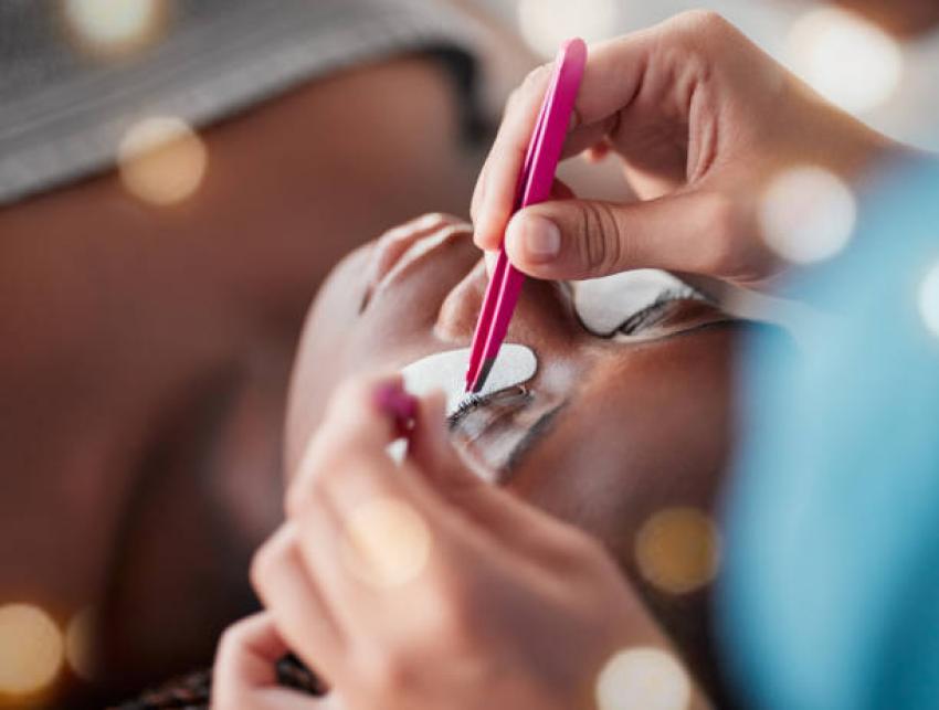 How Do the Best Eyelash Services Handle Sensitive Skin?
