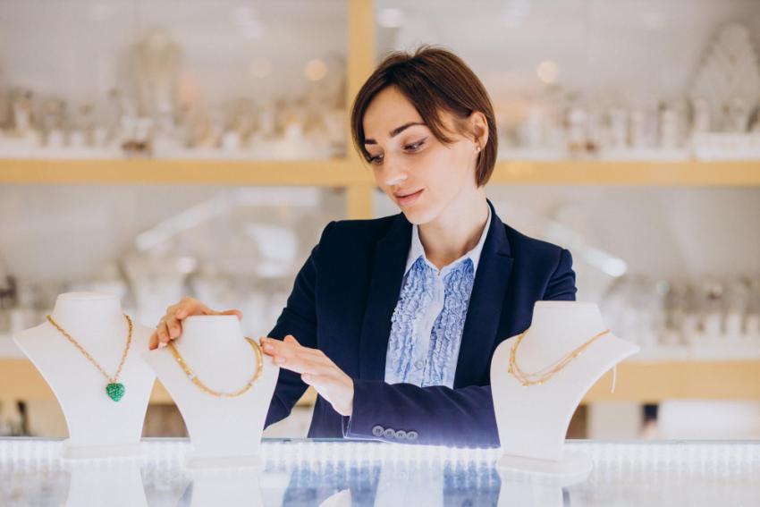 How Pawn Shops Determine the Value of Gold, Jewelry, and Watches