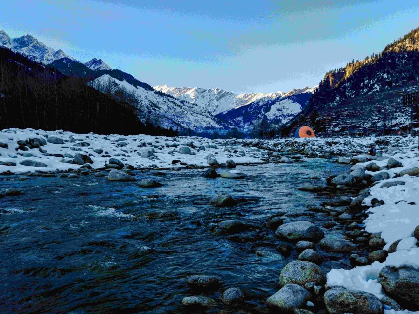 Old Manali Honeymoon Guide: Cafes, Stay & Romantic Vibes