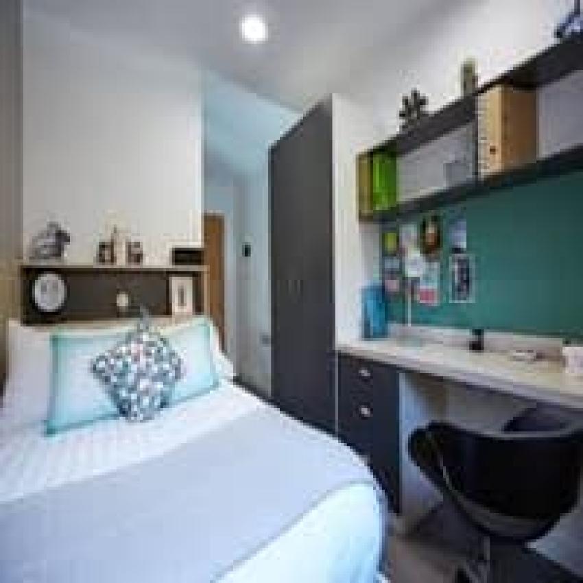 Is £450 a Week Wages Livable in London A Brutally Honest Breakdown (With Free Travel Card)