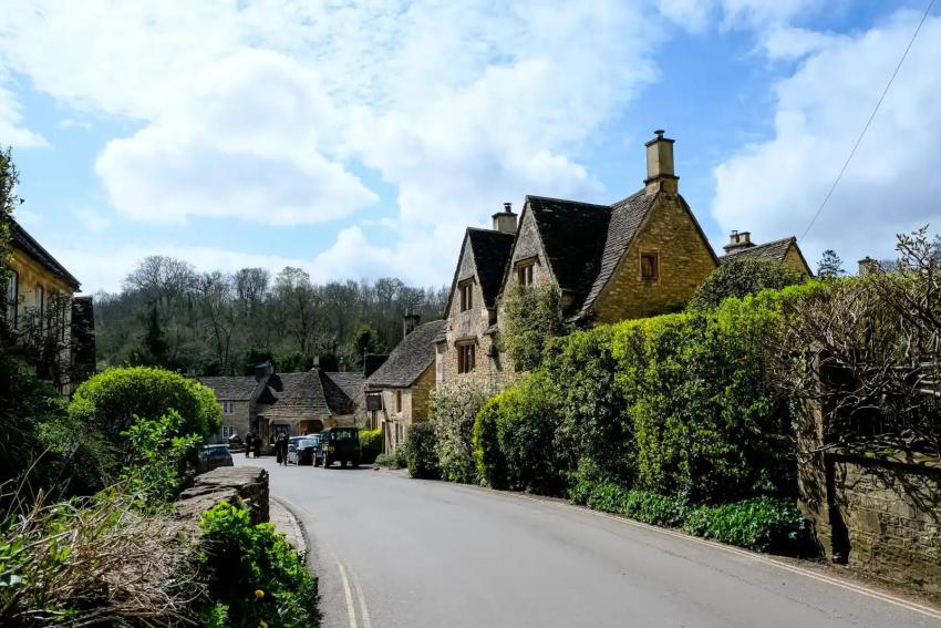 Day Trips to Cotswolds: Where History Meets Countryside Beauty