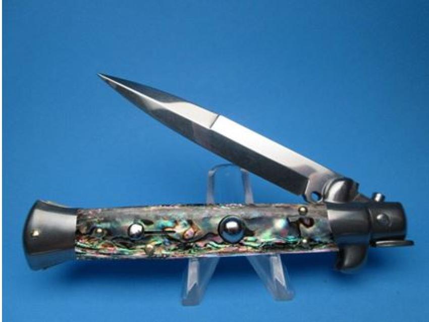 How Are Switchblade Knives Portrayed in Popular Culture?