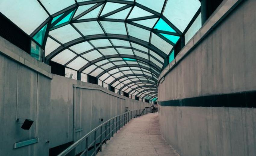 Strength vs. Weight: How a Polycarbonate Sheet Supplier Cebu Helps You Decide